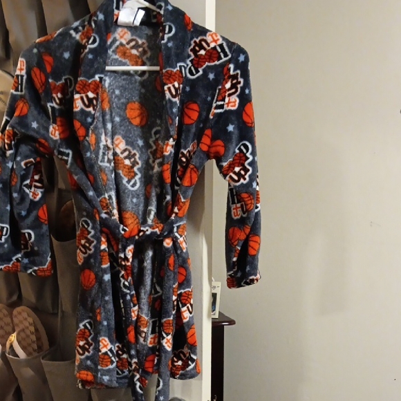 Kids Basketball Print Robe - Picture 2 of 3